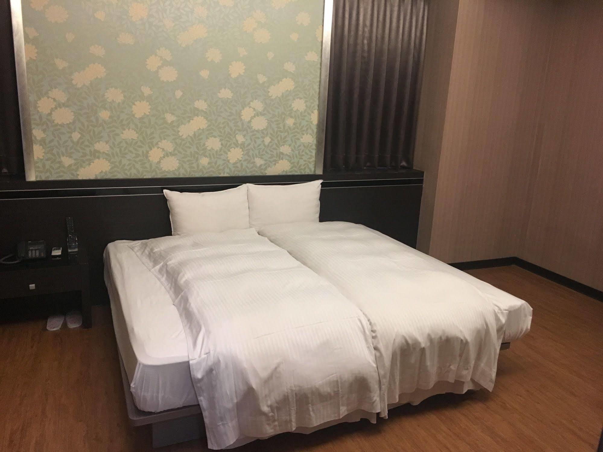 Military 75 Hotel Тайчжун Экстерьер фото